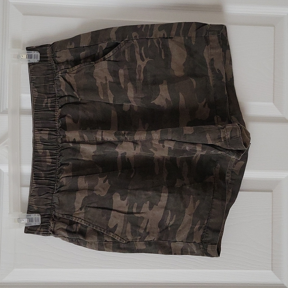 Social Standard by Sanctuary camo shorts size M